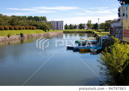 漂浮在五棱郭護城河中的小船 漂浮在五棱郭護城河中的小船 94797863