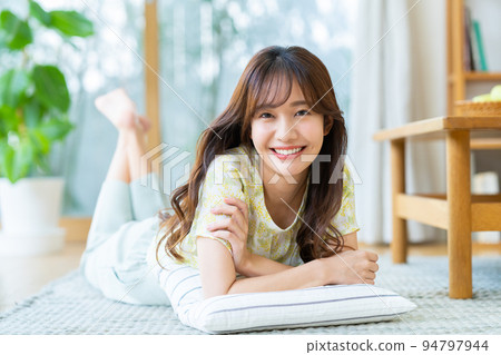 Young woman relaxing in the living room 94797944