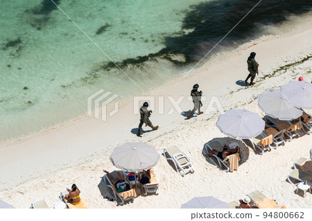 Marina soldiers of Mexican army patrolling beach in Cancun 94800662