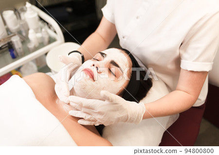 Procedure for applying a moisturizing nourishing mask to the face in a beauty salon.. 94800800