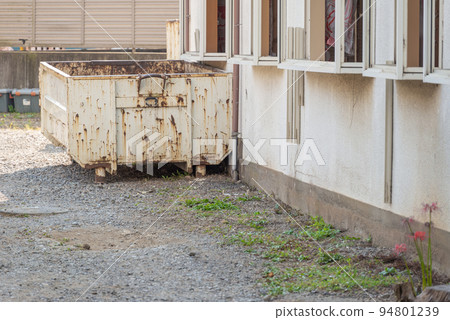 收集房屋拆除廢棄物的容器 收集房屋拆除廢棄物的容器 94801239