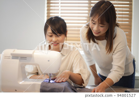 學習如何使用縫紉機的女人 94801527
