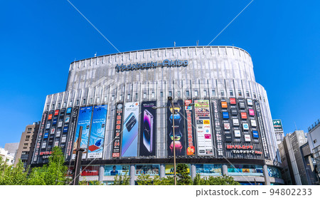 Tokyo cityscape in Japan, the world's highest for 10 weeks ... Looking for mass retailers at Akihabara station = September 26 94802233