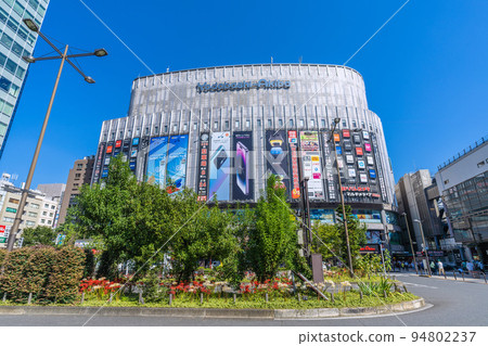 Tokyo cityscape in Japan, the world's highest for 10 weeks ... Looking for mass retailers at Akihabara station = September 26 94802237