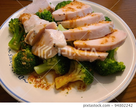 西蘭花和雞胸肉健康沙拉 西蘭花和雞胸肉健康沙拉 94802242