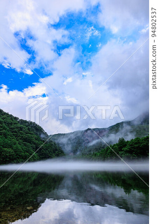[長野縣]大正池“上高地”的夢幻霧霾[垂直照片] 94802537