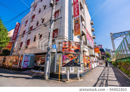 日本東京的城市景觀：Uguisudani站前的酒店區景觀 94802803