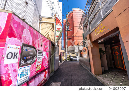 日本東京的城市景觀：Uguisudani站前的酒店區景觀 94802997