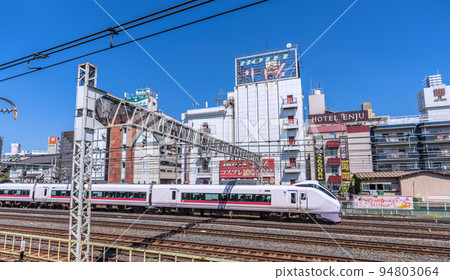 日本東京的城市景觀：Uguisudani站前的酒店區景觀 94803064