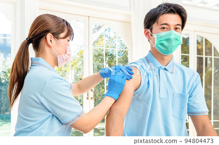 接受冠狀病毒疫苗接種的護理人員 94804473