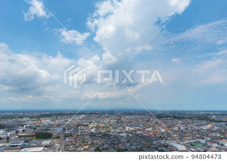 Blue sky, clouds and cityscape 94804478