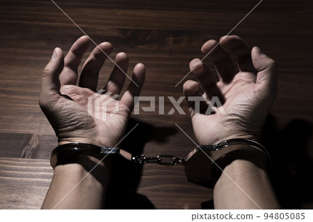 戴著手銬的男性手 94805085