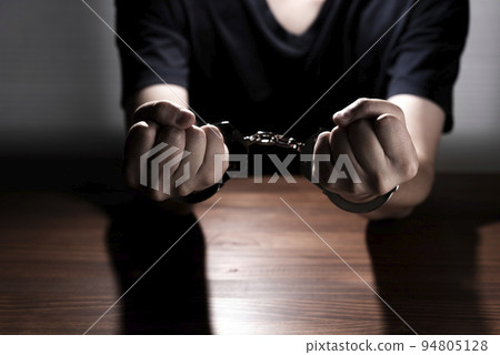 戴著手銬的男性手 戴著手銬的男性手 94805128