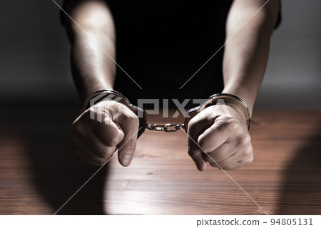 戴著手銬的男性手 戴著手銬的男性手 94805131