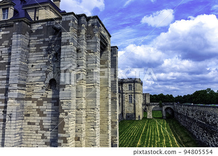 French royal fortress in the town of Vincennes 94805554