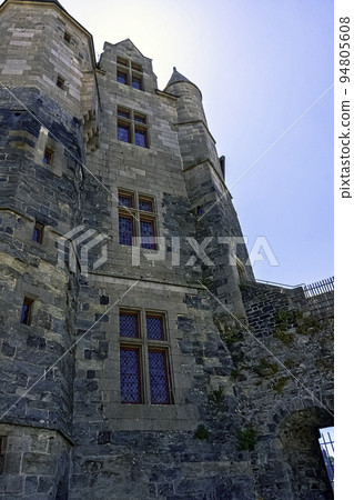 Medieval castle in the town of Vitre, France Medieval castle in the town of Vitre, France 94805608