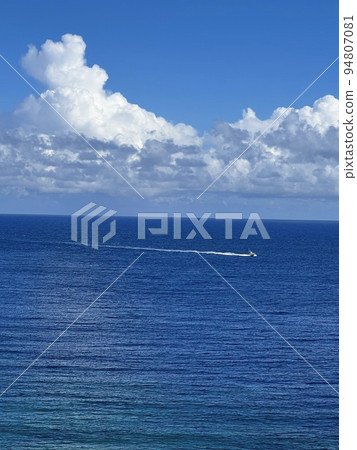 沖繩美麗的大海和小船 沖繩美麗的大海和小船 94807081