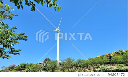 面向東海的長島町的風車(通過島上的風能和太陽能混合發電完全自給自足) 面向東海的長島町的風車(通過島上的風能和太陽能混合發電完全自給自足) 94808472