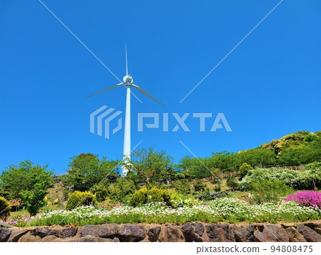 A windmill in Nagashima Town facing the East China Sea (completely self-sufficient in electricity through a hybrid of wind and solar power generation on the island) 94808475