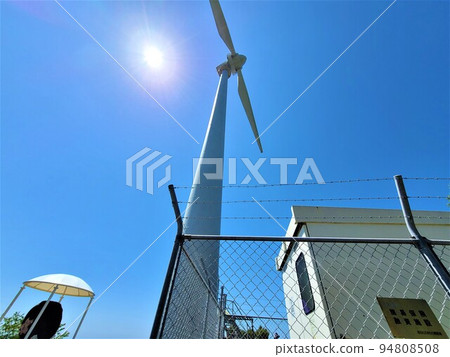 面向東海的長島町的風車(通過島上的風能和太陽能混合發電完全自給自足) 面向東海的長島町的風車(通過島上的風能和太陽能混合發電完全自給自足) 94808508