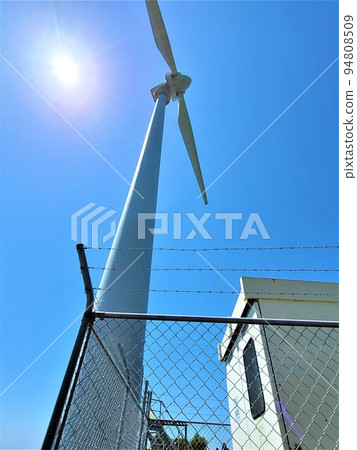 面向東海的長島町的風車(通過島上的風能和太陽能混合發電完全自給自足) 面向東海的長島町的風車(通過島上的風能和太陽能混合發電完全自給自足) 94808509