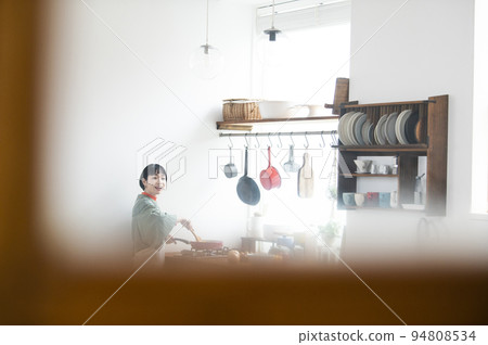 年輕女子做飯 94808534