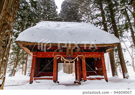 Snowy Togakushi Shrine in Nagano Prefecture ~Okusha approach/Zuijinmon~ Snowy Togakushi Shrine in Nagano Prefecture ~Okusha approach/Zuijinmon~ 94809007