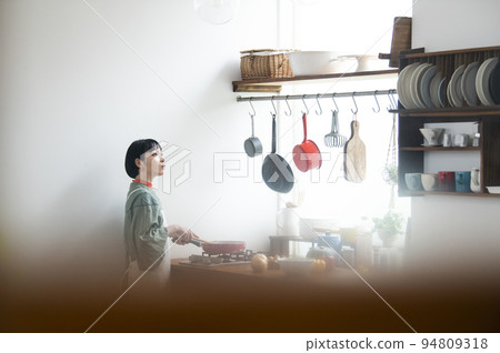 年輕女子做飯 94809318