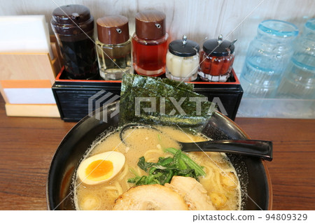 拉麵店的家計拉麵和調味料 94809329