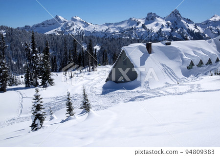 白雪皚皚的冬天山 94809383