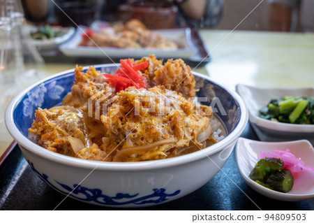 活扇貝雞蛋蓋飯（青森縣陸奧市） 94809503