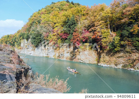 落葉岩石路面和小船下降 落葉岩石路面和小船下降 94809611