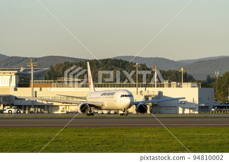 黃昏的旭川機場 飛機在北海道旭川市滑行（東神樂） 94810002