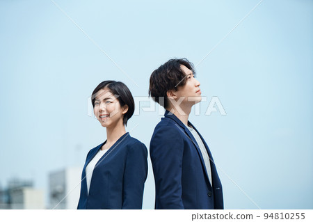 Young businessman looking at the camera 94810255