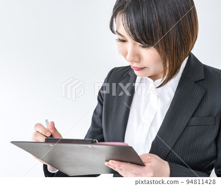 Business woman filling in the clipboard 94811428
