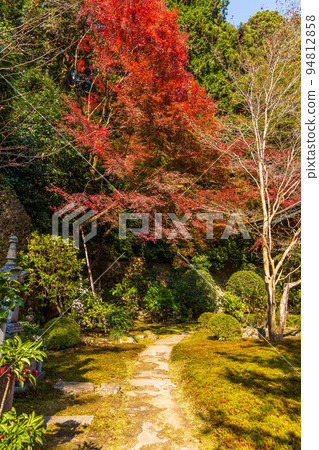 Autumn in Ohara, Kyoto Jakko-in in autumn leaves 94812858