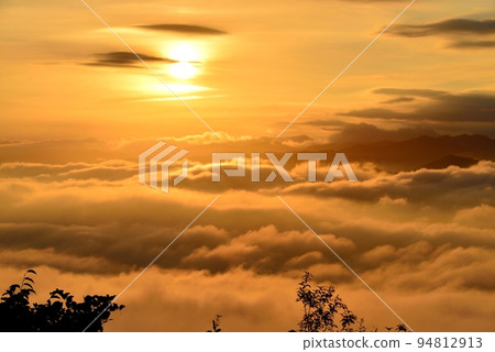 富美山宇田盆地的雲海 94812913
