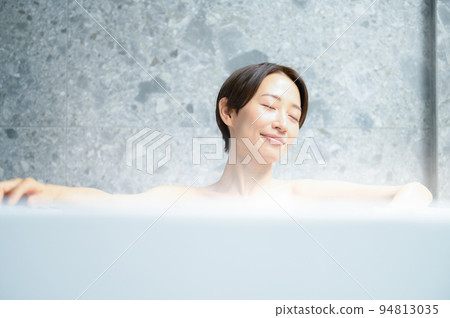 一個女人在浴缸裡放鬆 一個女人在浴缸裡放鬆 94813035
