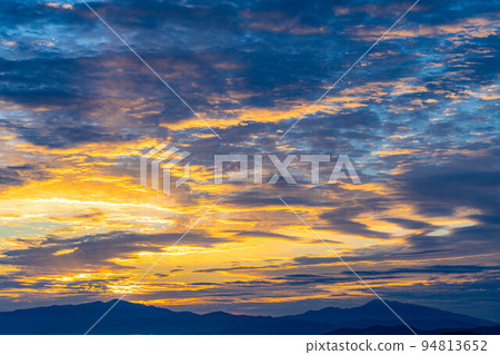 [Sky material] Clouds and sky dyed in the morning glow [Nagano Prefecture] 94813652