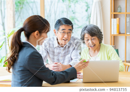 接受訪問銷售的資深夫婦 94813735