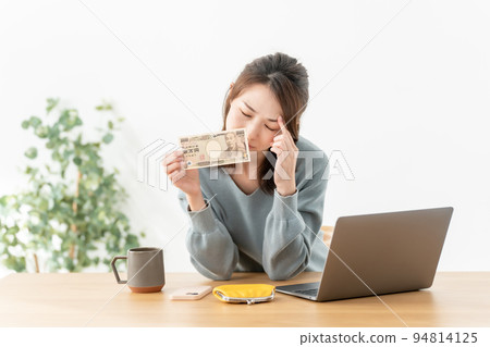 10,000 yen Worried woman 94814125