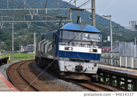 與讚線運行的貨運列車 與讚線運行的貨運列車 94814337