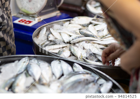 Fresh dea fish sell in fishery market Fresh dea fish sell in fishery market 94814525