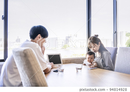 family having lunch at a restaurant 94814928
