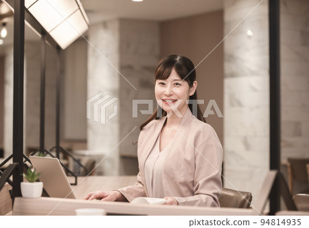 遠程辦公女性形象 94814935