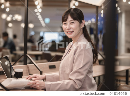 遠程辦公女性形象 94814936