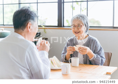 在家吃早餐的老年/老年夫婦 在家吃早餐的老年/老年夫婦 94815449