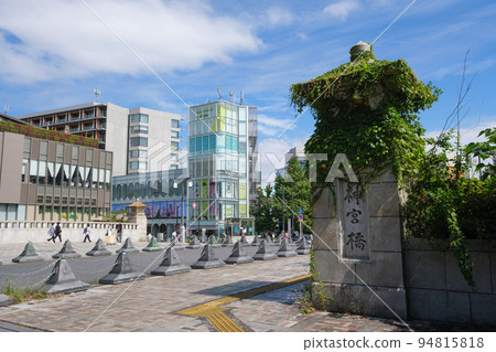 東京都澀谷區原宿站前、神宮橋和街景 94815818