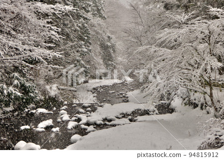 大雪中的貴船川～貴船神社奧宮附近 94815912