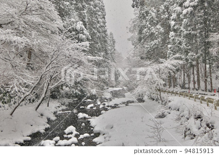 大雪中的貴船川～貴船神社奧宮附近 94815913